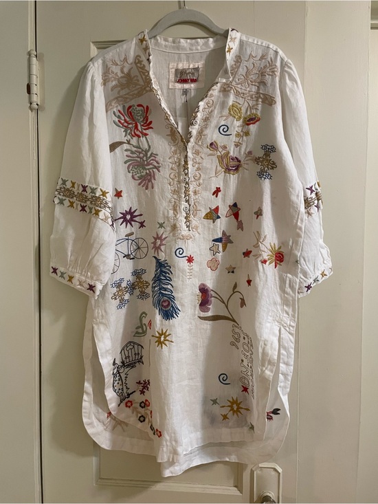 Johnny Was Dresses & Skirts - Johnny Was Ivory Label Top with Red Logo and Gold Stitching